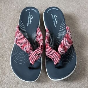Cloudsteppers by Clarks Navy & Red Nautical Patterned Twist-Top Flip Flops, Sz 8